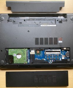 メモリ用カバーとバッテリーを取り外したノートPCの底面