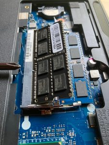 ノートPCのメモリをスロットに斜めに差し込む様子