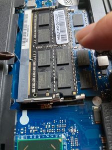 ノートPCのメモリをスロットに取り付けた状態