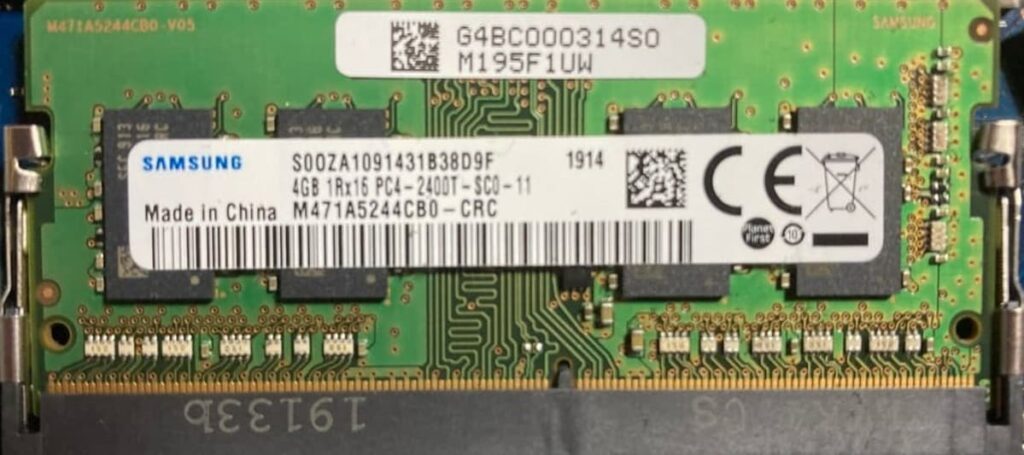 Samsung製ノートPC用メモリのラベルに記載された4GB・PC4-2400T・型番
