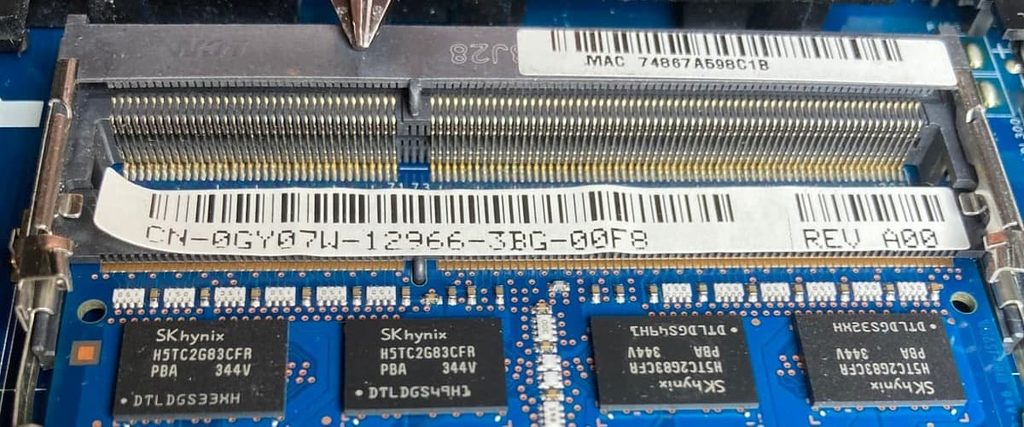 ノートPCのメモリスロットと固定金具
