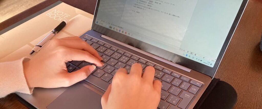 Surface Laptop Go 3が生活に溶け込んでいる様子