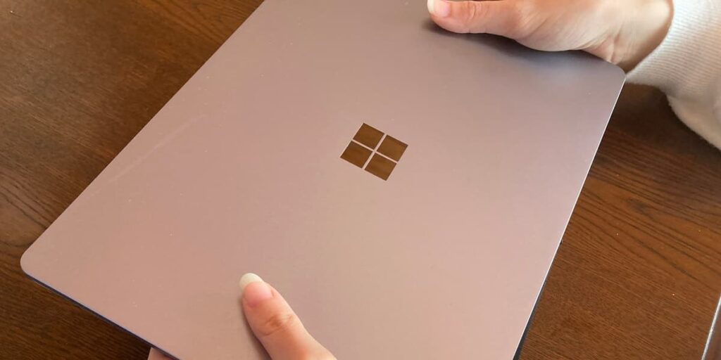 Surface Laptop Go 3を手で持っている様子