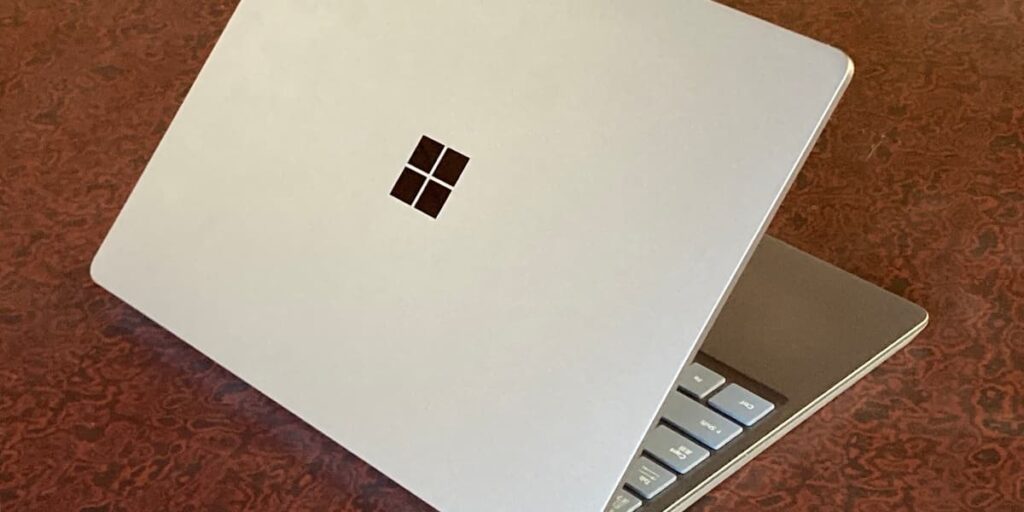 Surface Laptop Go 3の外観全体（プラチナカラー）