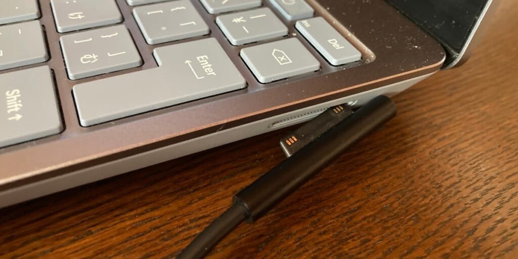 Surface Laptop Go 3のSurface Connect端子で充電している様子