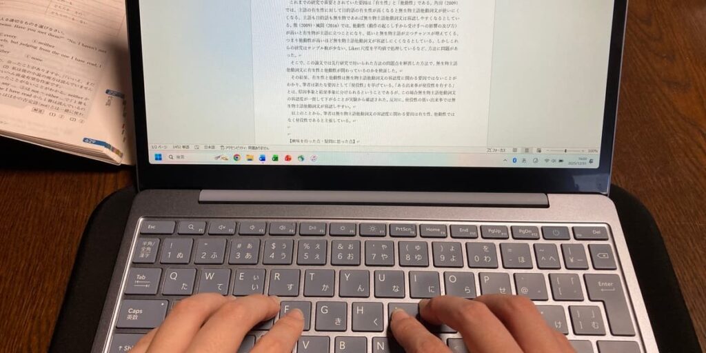 Surface Laptop Go 3でWordを使ってレポートを作成している画面