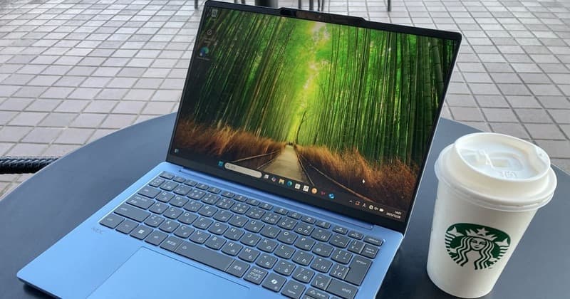 NEC LAVIE N13 Slim カフェ 作業シーン