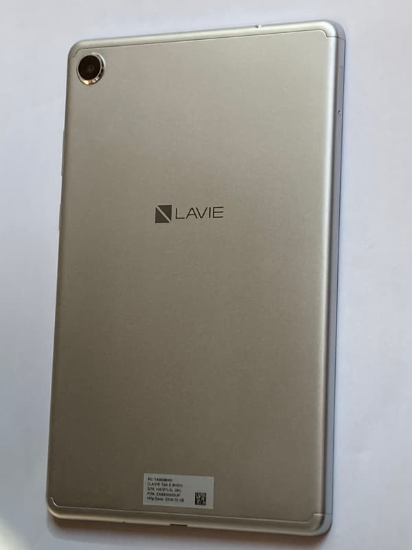 NEC LAVIE Tab E 8HD1の背面デザイン。ロゴと質感が分かる実機写真