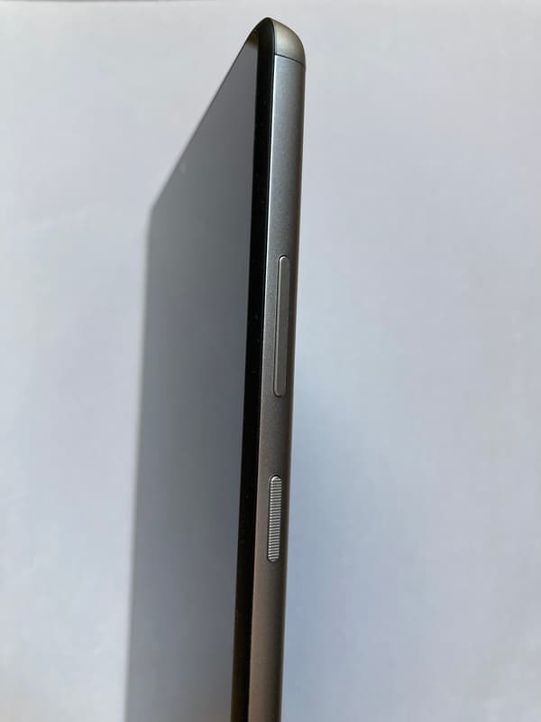 NEC LAVIE Tab E 8HD1の側面。厚みとボタン配置が分かる実機写真