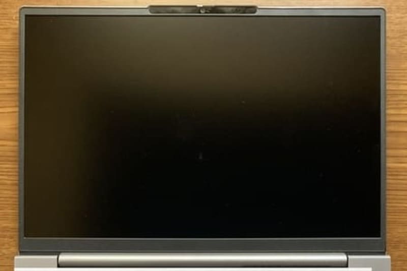 ThinkBook 14のノングレアディスプレイ。光の反射が少なく長時間作業しやすい