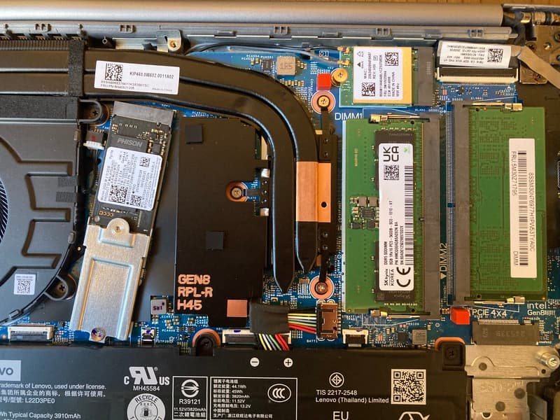 ThinkBook 14 Gen 8内部のメモリとSSD