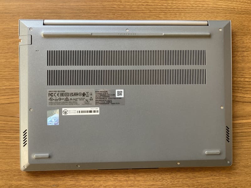ThinkBook 14 Gen 8の底面と排熱構造。通気口の配置と冷却設計を確認