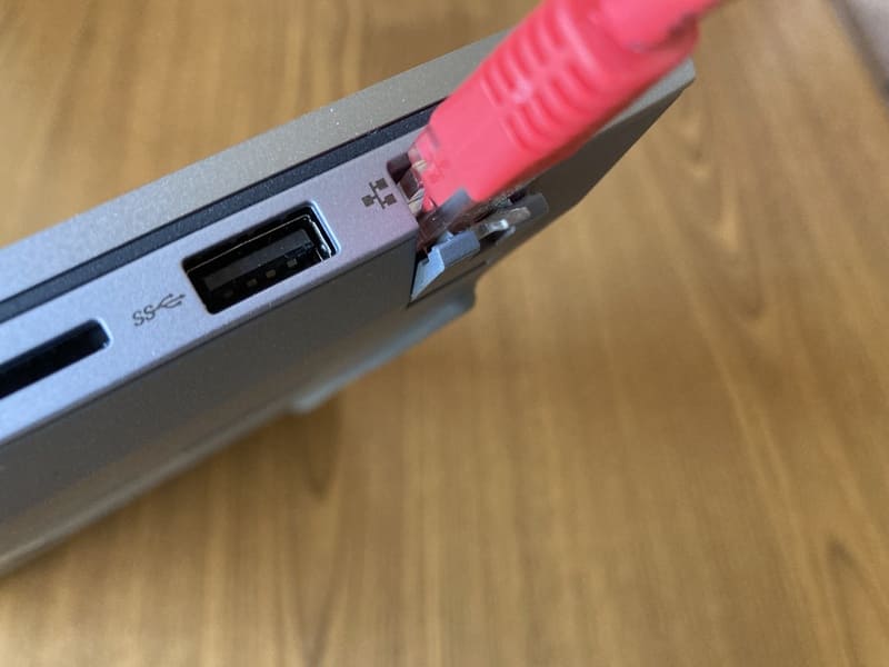 ThinkBook 14の折りたたみ式有線LANポート(RJ45)。安定したネット接続が可能