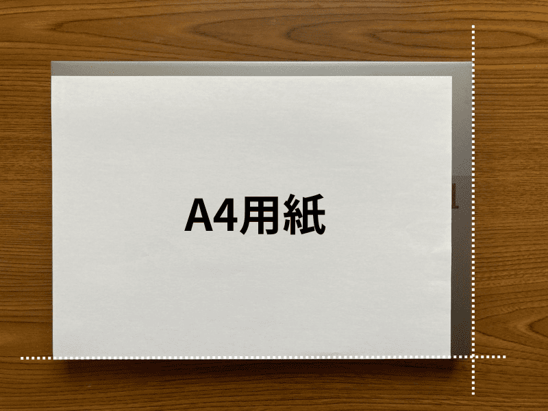 ThinkBook 14 Gen 8のサイズ感をA4と比較した写真。持ち運びしやすい14インチ