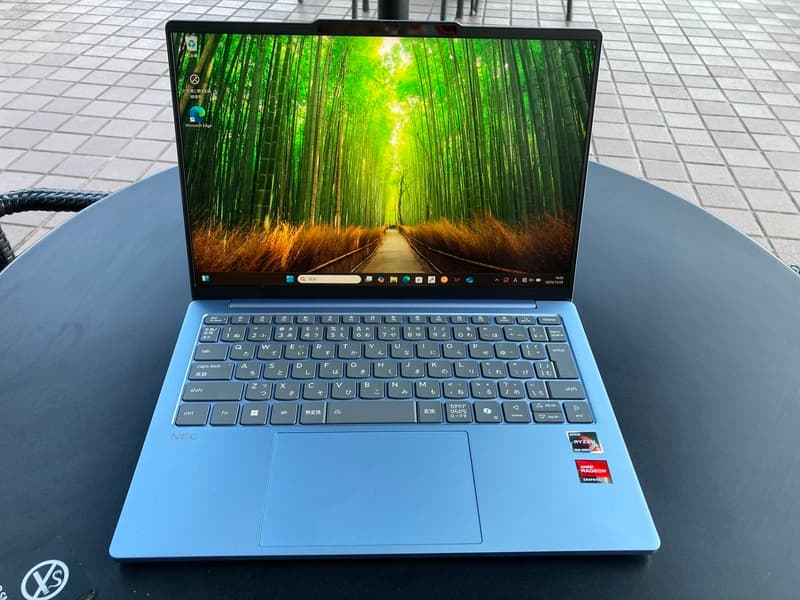 LAVIE Direct N13 Slimをカフェで使用している様子