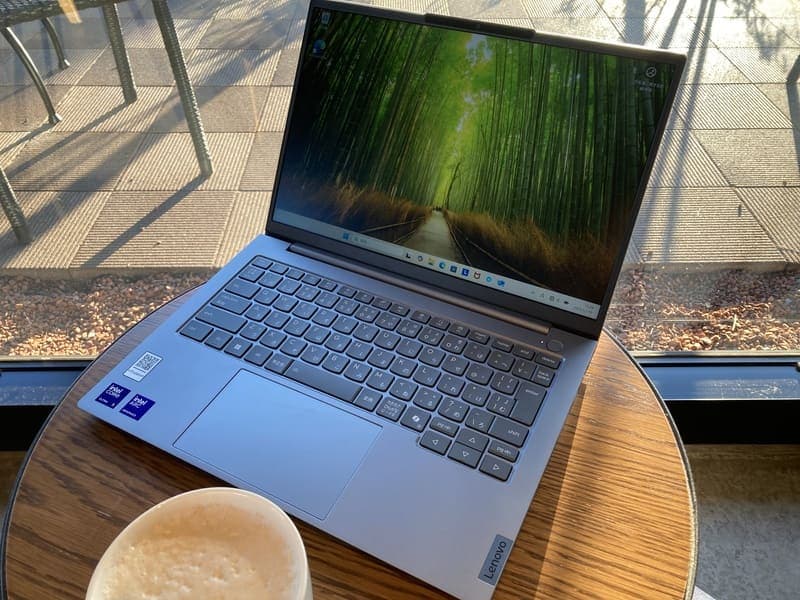 ThinkBook 14 Gen 8の実機を開いて使用している様子