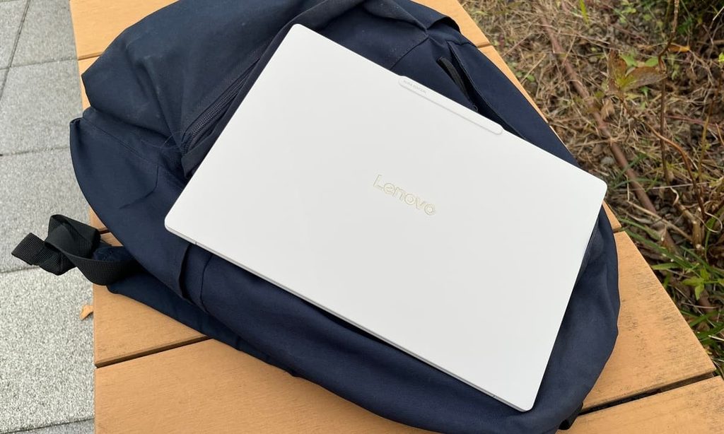 リュックの上に置いたYoga Slim 7i Ultra Gen 11 Aura Editionの実機