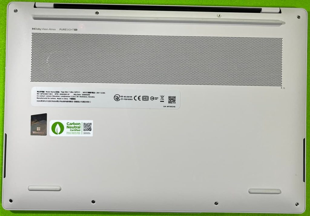 Yoga Slim 7i Ultra Gen 11の底面にある大型の吸気口と後方の横長の突起