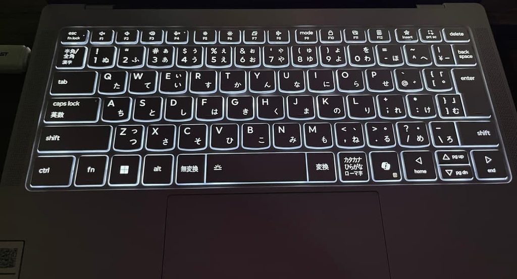 Yoga Slim 7i Ultra Gen 11のキーボードバックライトを暗い室内で点灯した様子