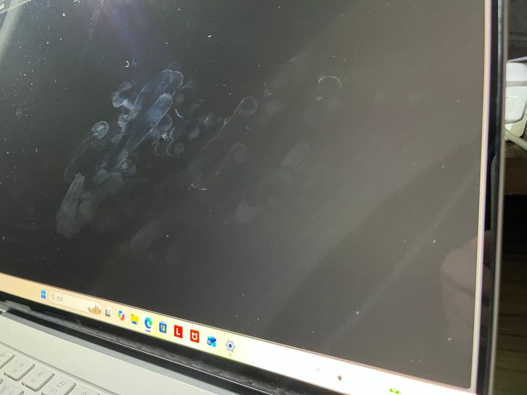 Yoga Slim 7i Ultra Gen 11のタッチ対応ディスプレイに付着した指紋や指でなぞった跡